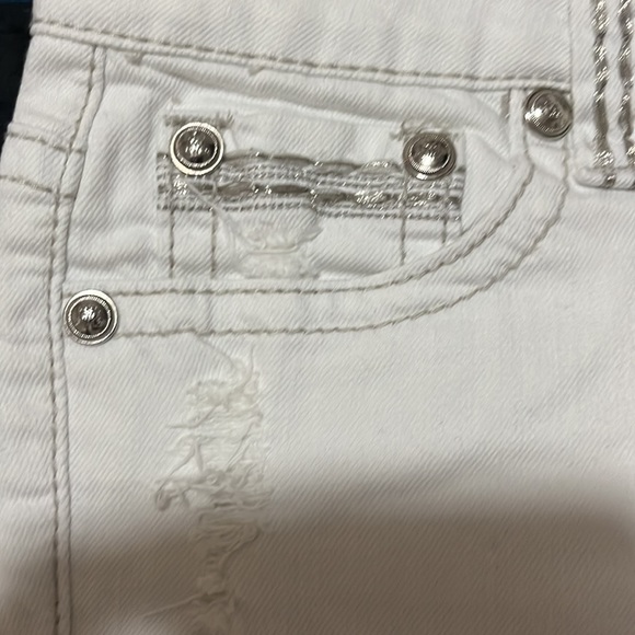 White distressed denim shorts - Picture 6 of 8